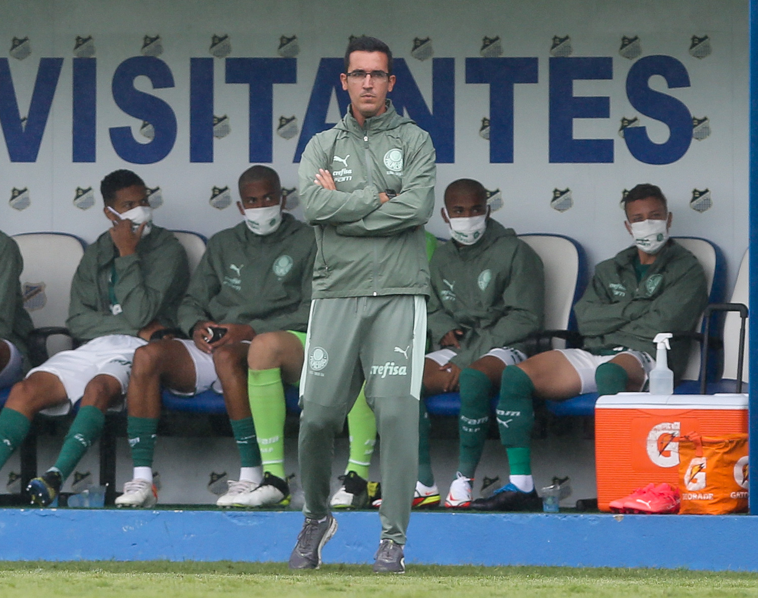 Treinador Paulo Vitor na área técnica do Palmeiras.