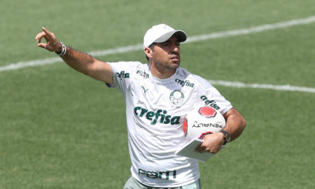 Abel Ferreira comandando treino na Academia de Futebol.