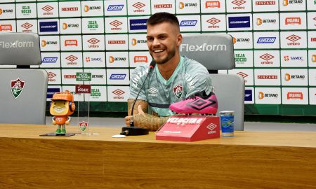 Nathan concede entrevista coletiva pelo Fluminense