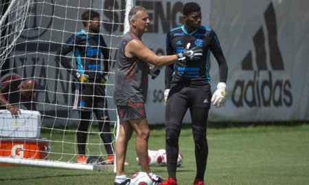 Preparador de goleiros do Flamengo rasga elogios a Hugo Souza: ‘Um diamante bruto’