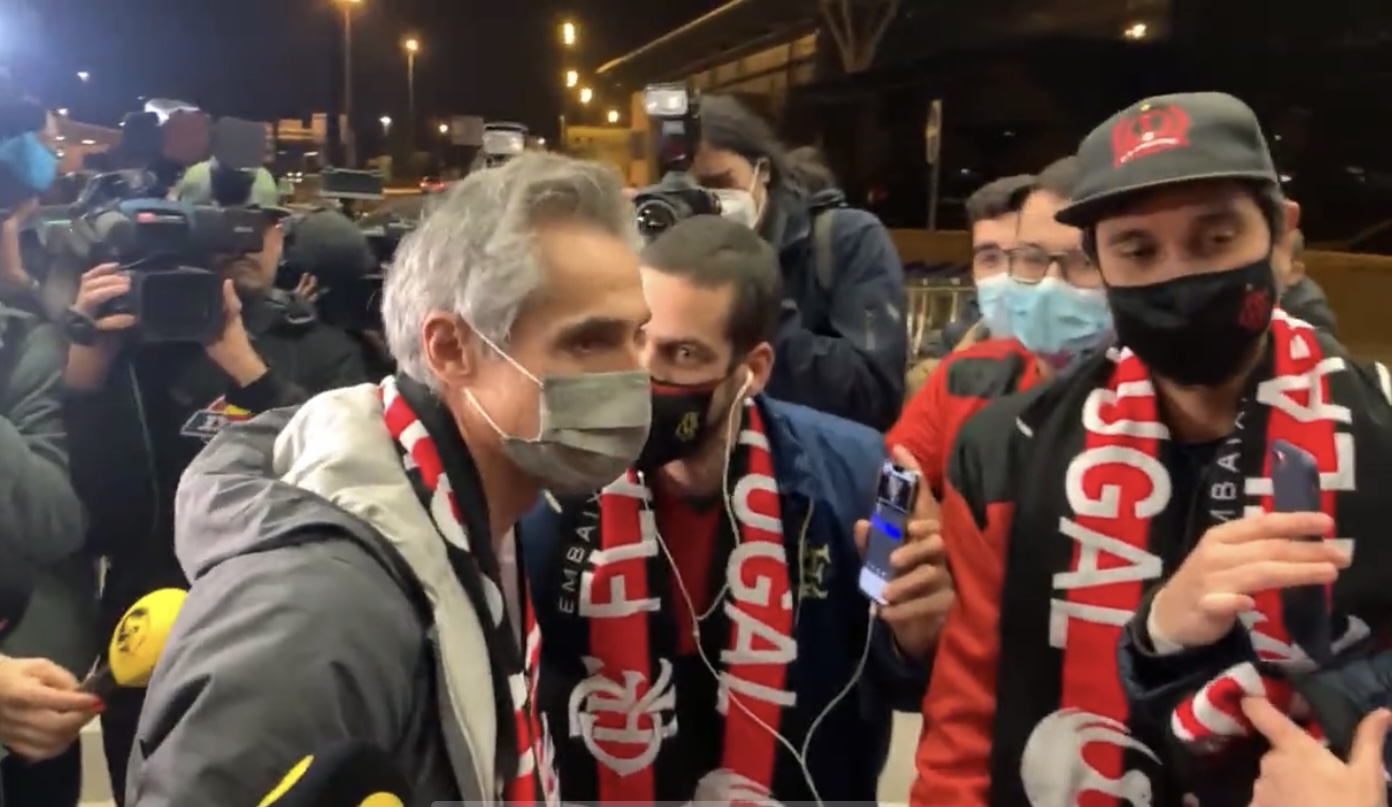 Paulo Sousa embarca para o Rio de Janeiro e recebe o carinho de rubro-negros em Lisboa: ‘Estão em todo lugar’