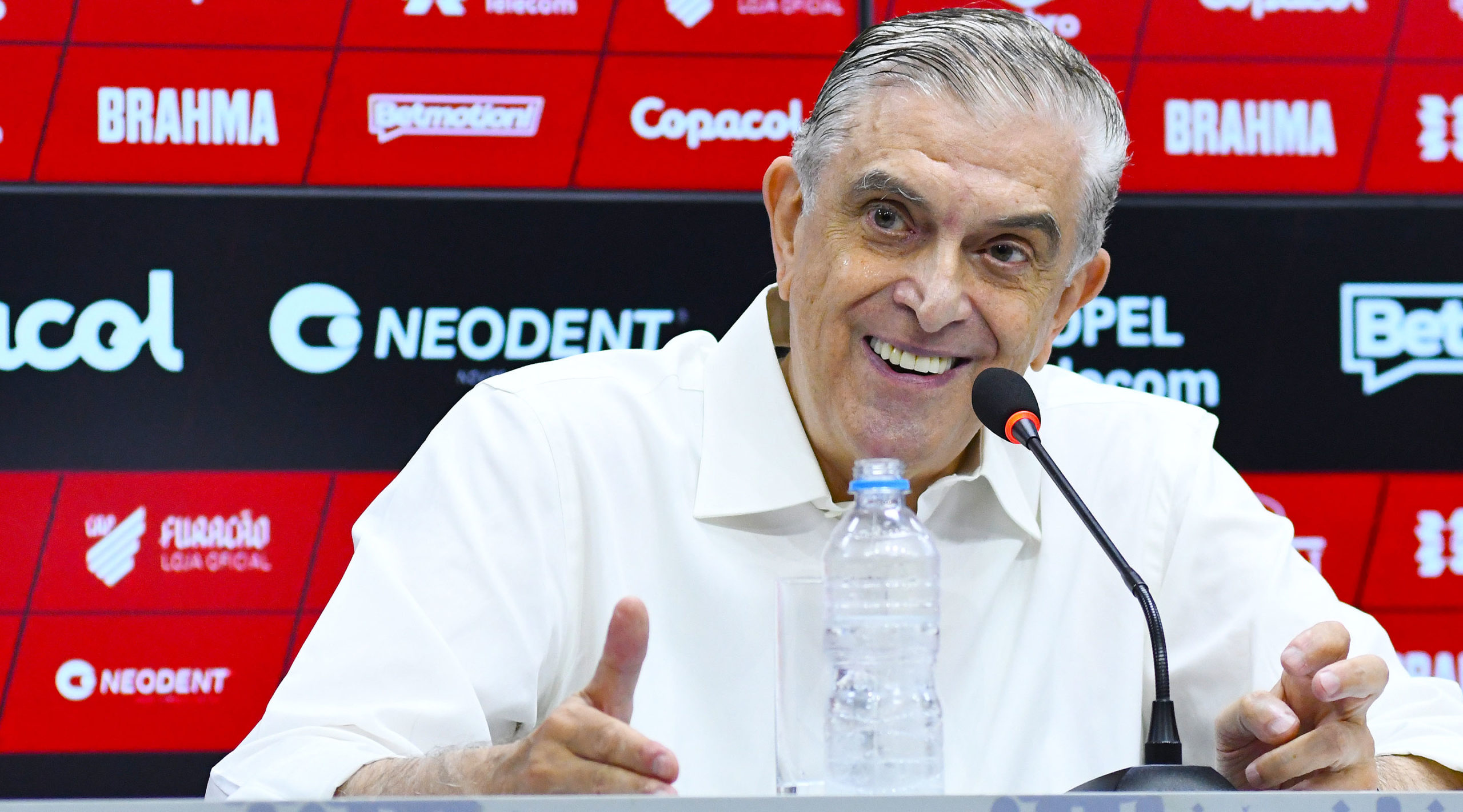 Petraglia em coletiva pelo Athletico - (Foto: Divulgação / Athletico)