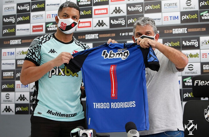 Goleiro Thiago Rodrigues recebe a camisa 1 do Vasco e destaca jogo com os pés: 'Futebol de hoje pede isso'