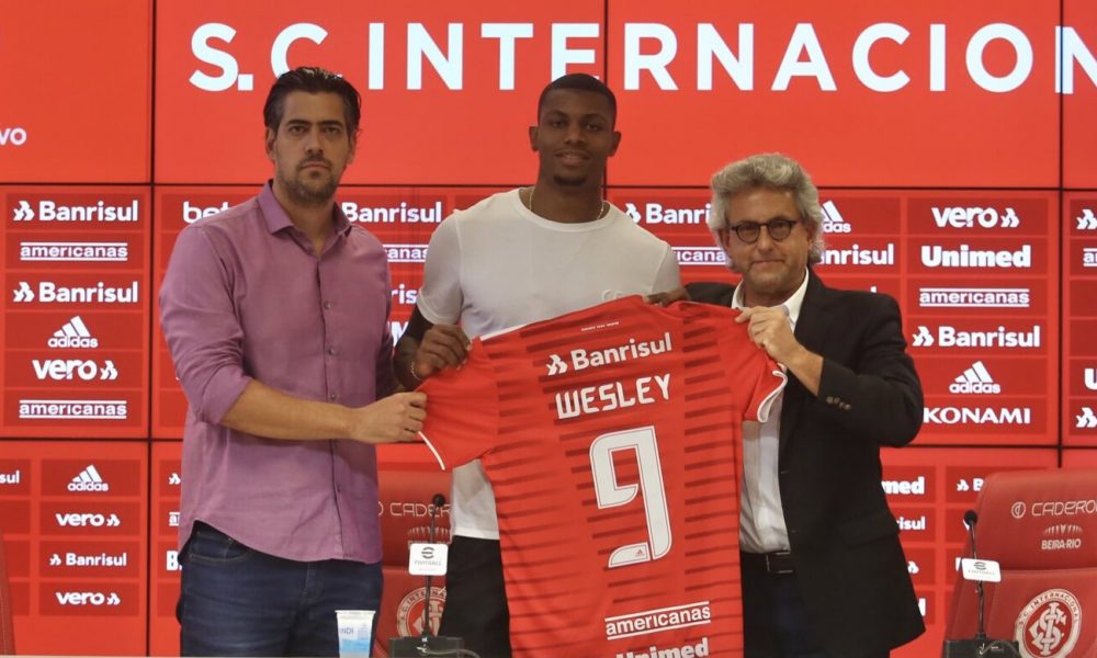 Centroavante Wesley Moraes vai decidir nas próximas horas se