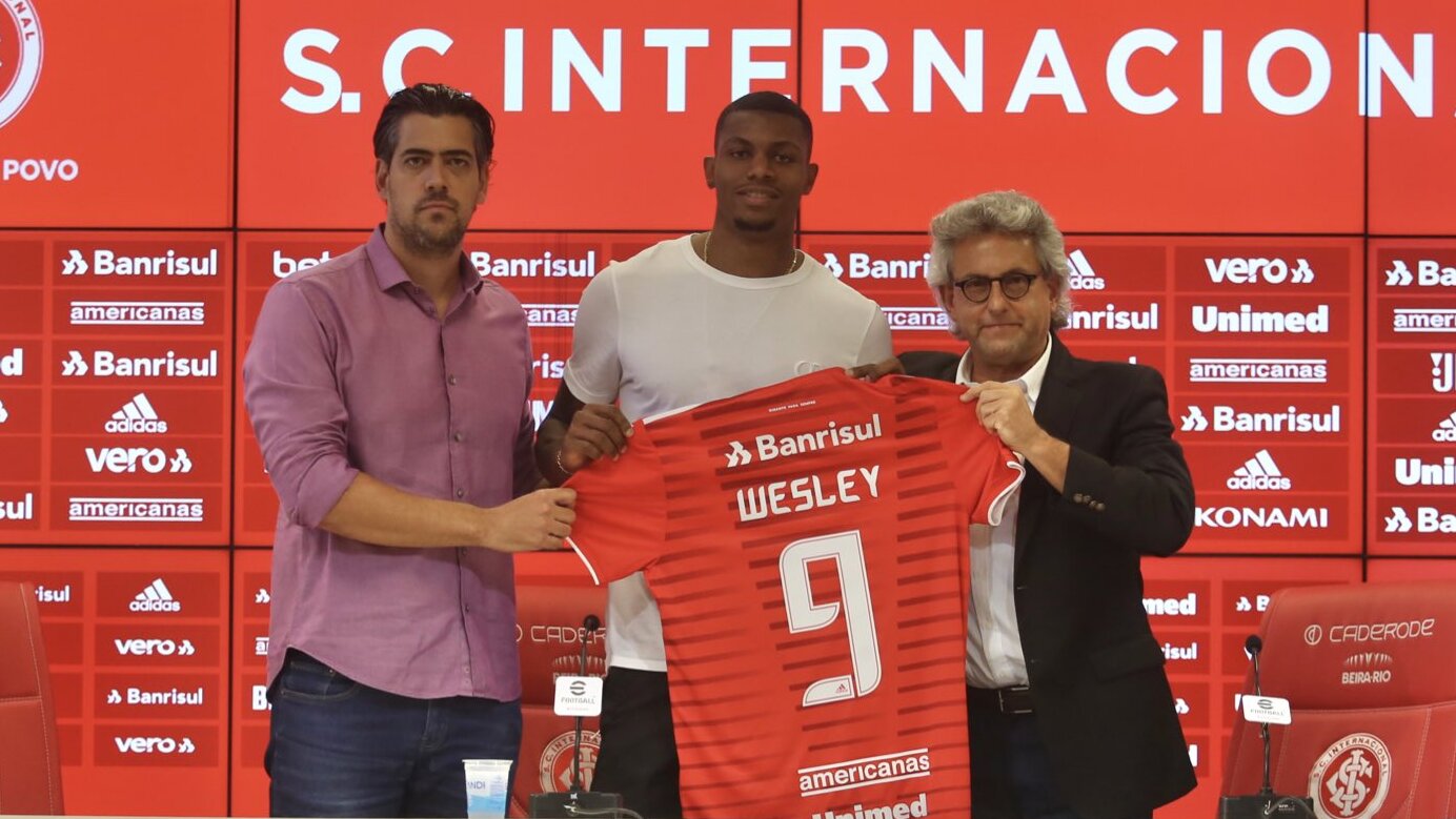 Wesley Moraes é apresentado como novo camisa 9 do Internacional e