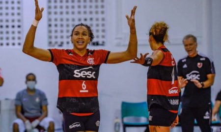 Juciely do SESC-RJ/Flamengo com as mãos levantadas comemora ponto do seu time