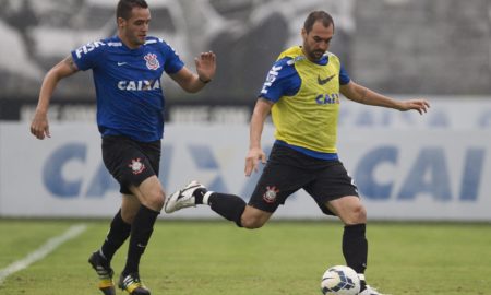 Danilo e Renato Augusto treinando no CT do Corinthians.