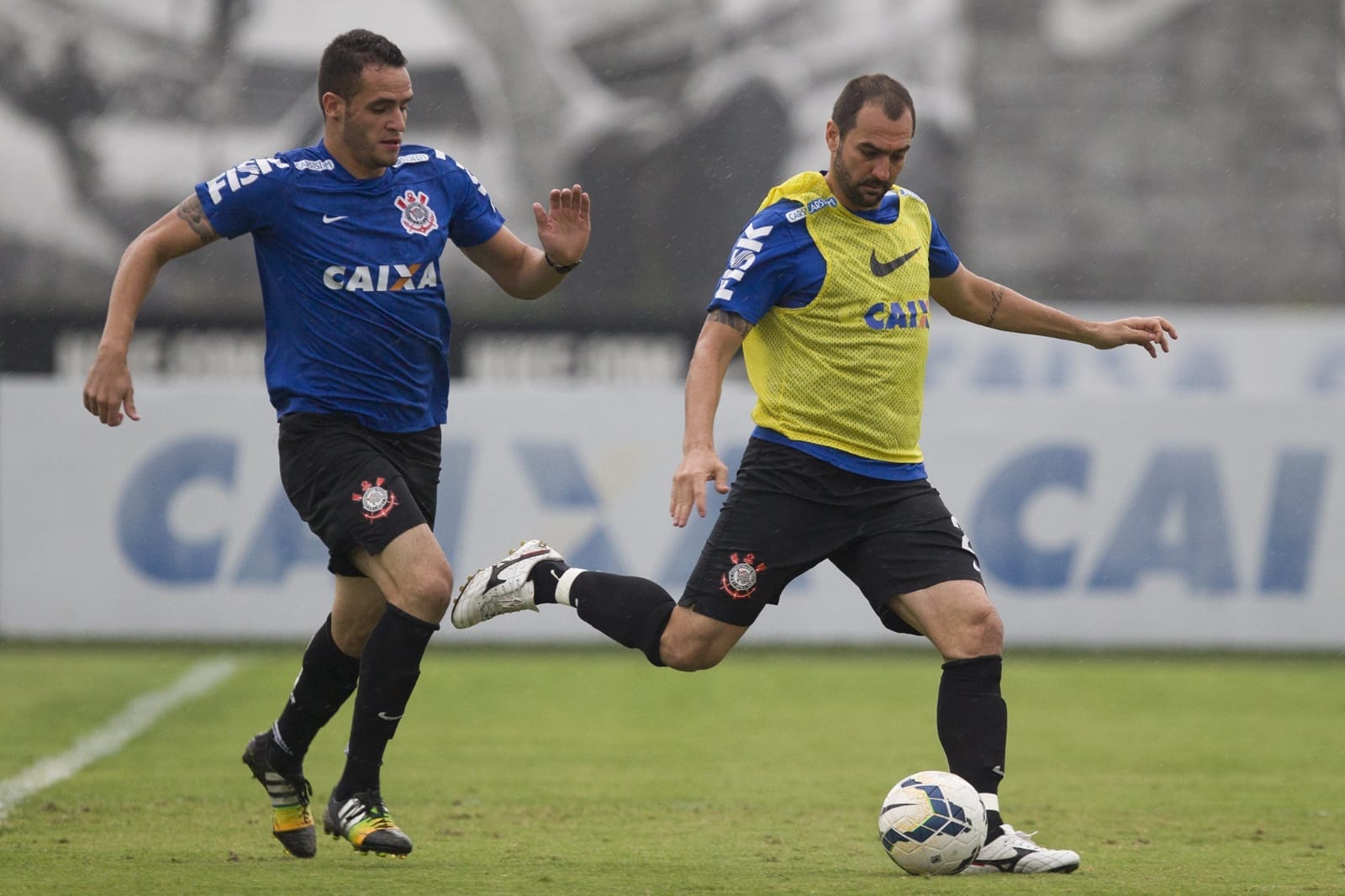 Danilo e Renato Augusto treinando no CT do Corinthians.
