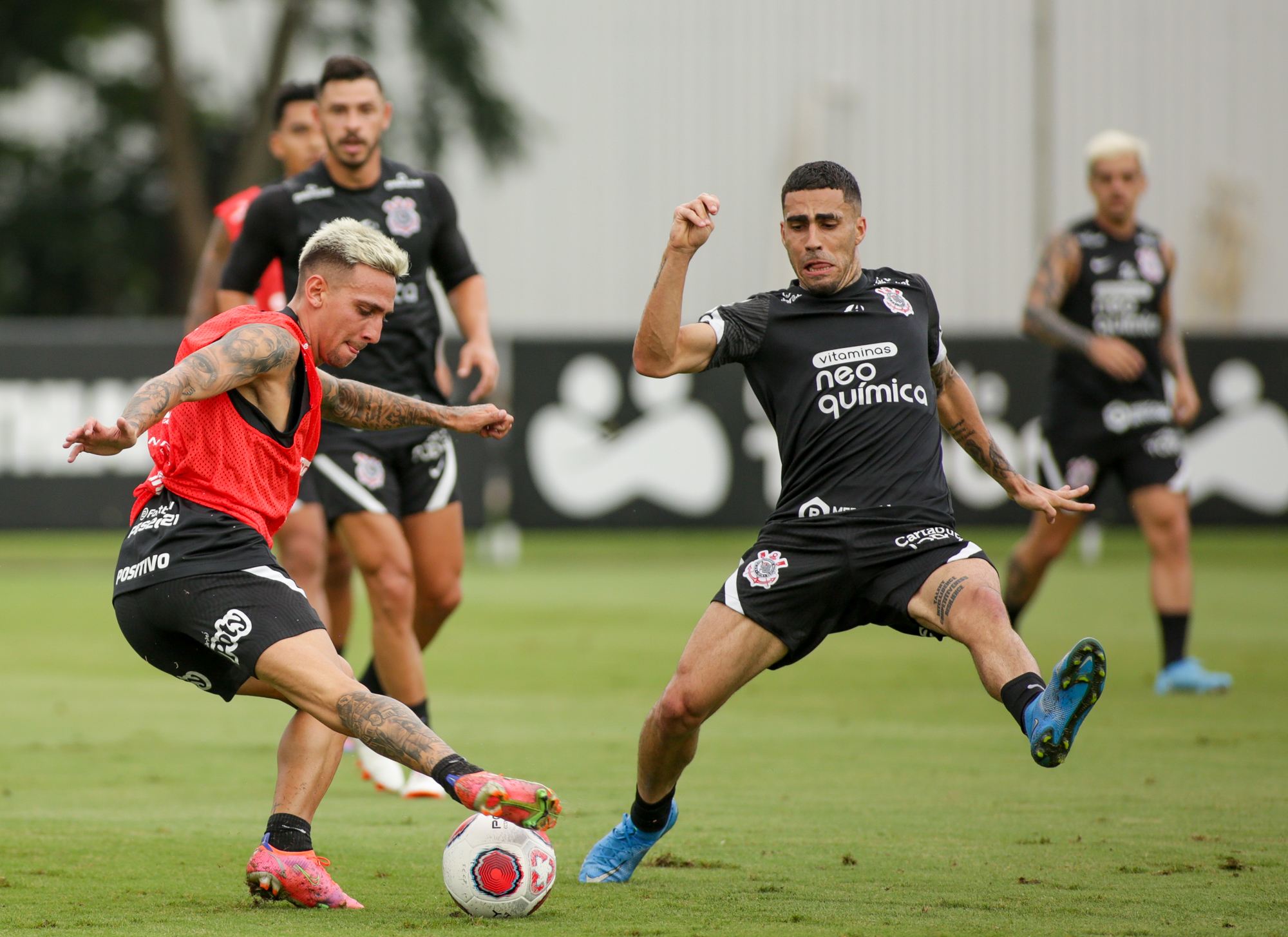 Lucas Piton faz primeiro treino com o elenco do Corinthians após