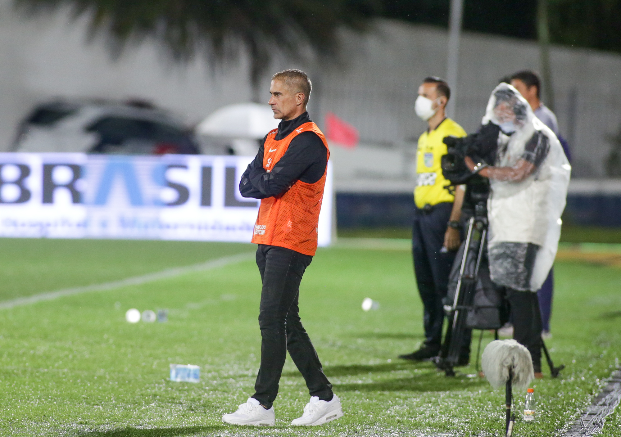 Sylvinho na beira do gramado