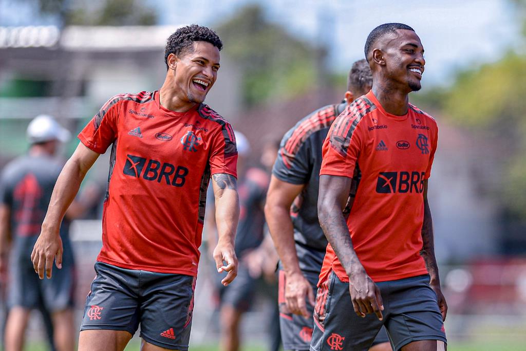 Garotos do Flamengo que iniciam disputa do Carioca se apresentam para exames e avaliação física