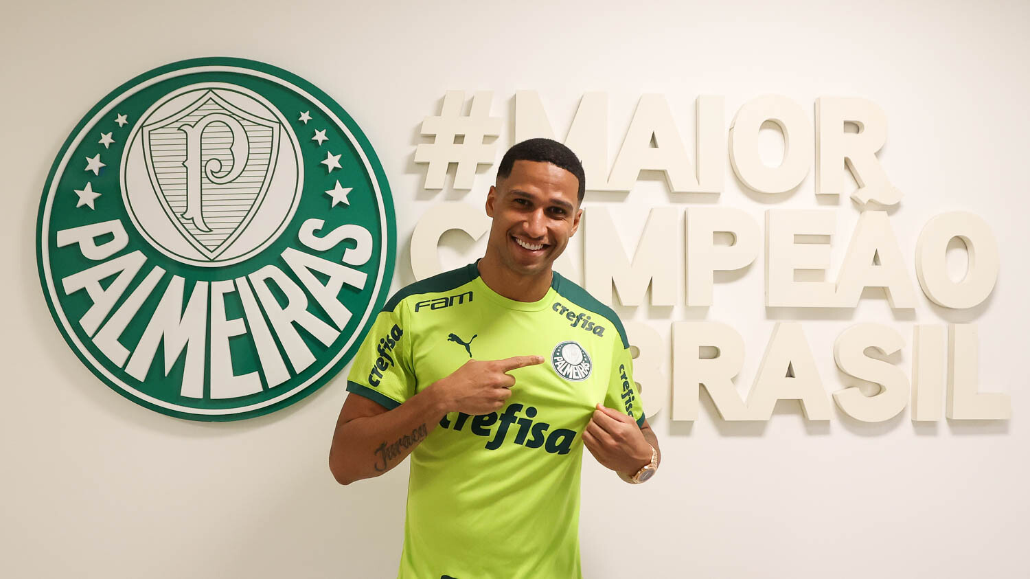 Murilo conhecendo a Academia de Futebol do Palmeiras.