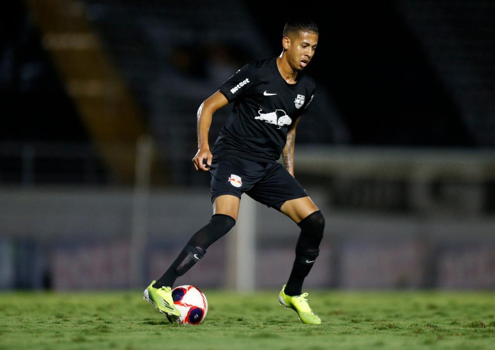 Lateral-direito do Red Bull Bragantino fica próximo do Vasco