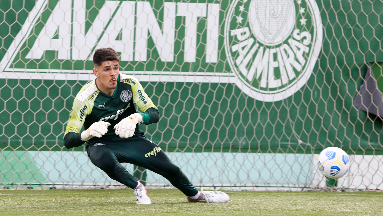 Os atletas da SE Palmeiras, durante treinamento na Academia de Futebol, em São Paulo-SP. (Foto: Fabio Menotti)