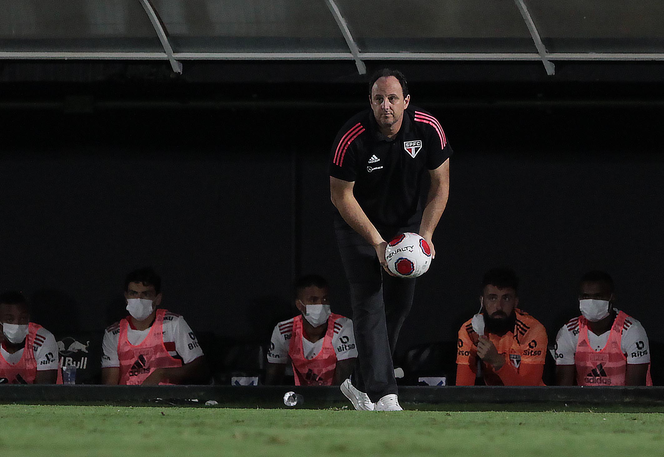 Rogério Ceni fala sobre evolução do São Paulo, mas cita erros e necessidade de vencer