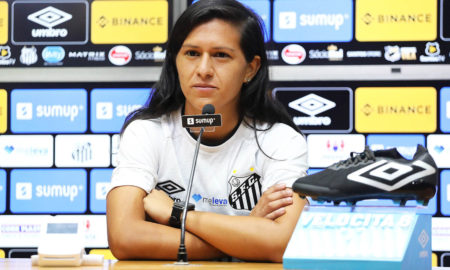 eliana stabile em entrevista coletiva pelo santos