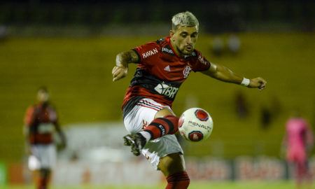 Com exímia cobrança de falta, Arrascaeta chega a 40 gols com a camisa do Flamengo