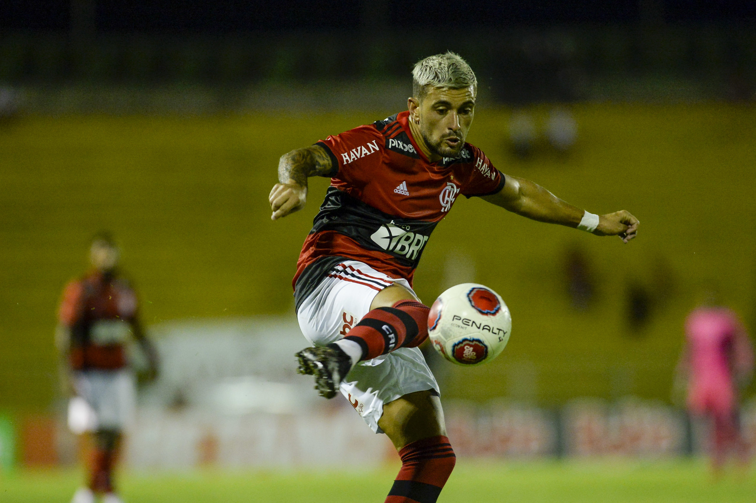 Com exímia cobrança de falta, Arrascaeta chega a 40 gols com a camisa do Flamengo