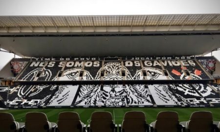 Torcida organizada do Corinthians expulsa vice-presidente por receber dinheiro de conselheiro do clube 