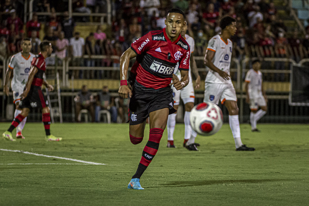 Lázaro celebra oportunidade no time titular do Flamengo: 'Bom para ganhar confiança'