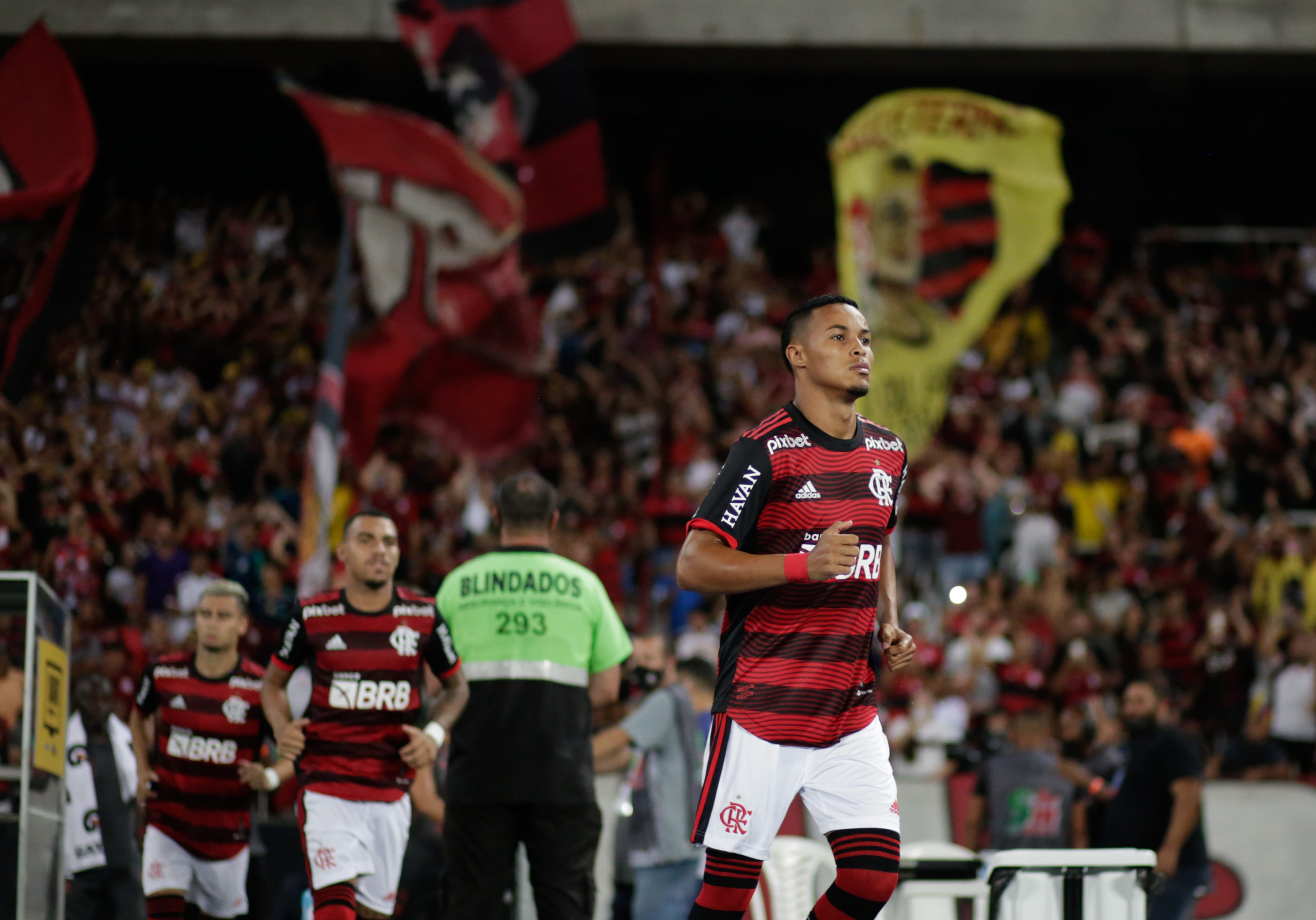 Titular contra o Botafogo, Lázaro vive ascensão no Flamengo após chegada de Paulo Sousa