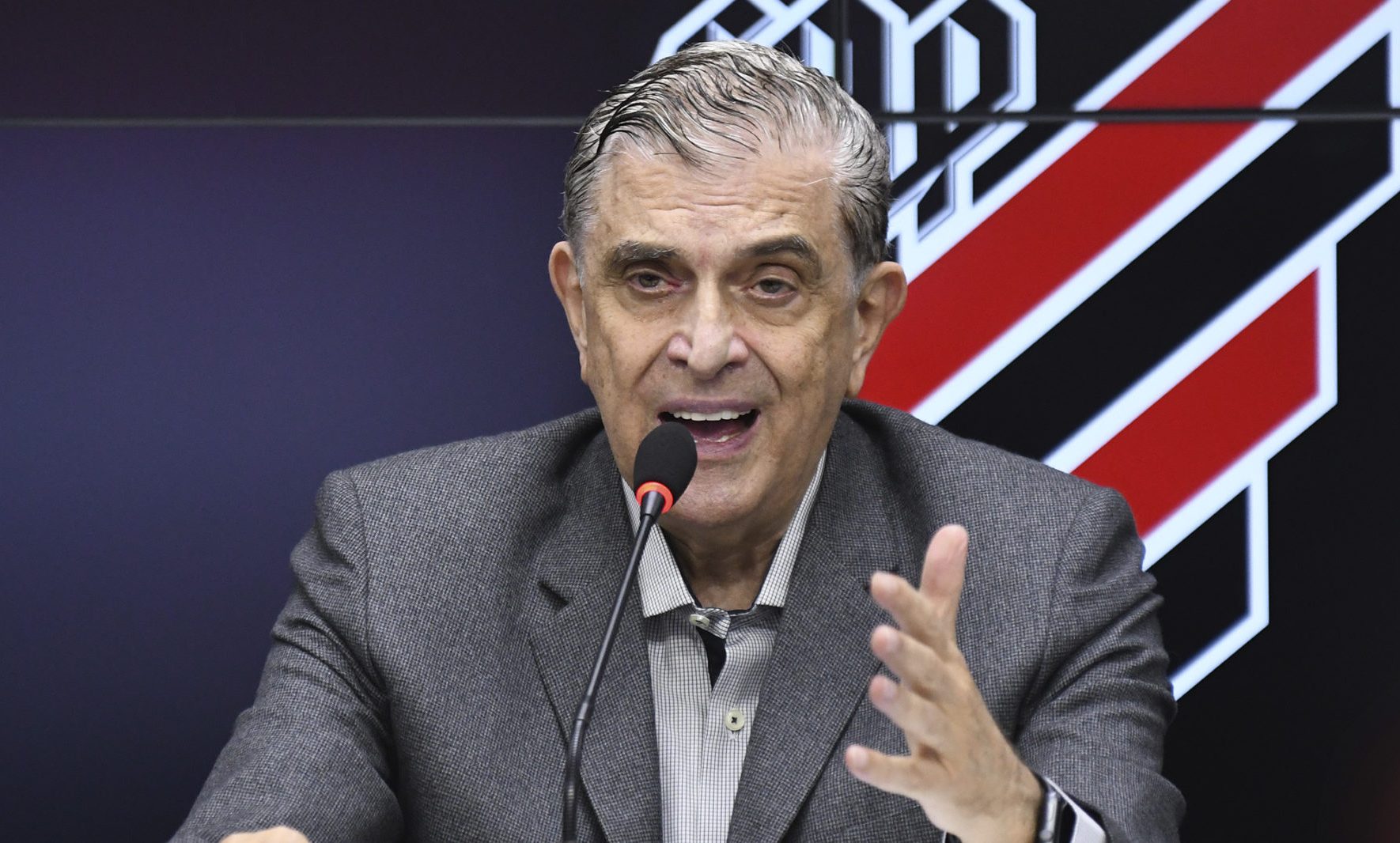 Petraglia em entrevista coletiva - (Foto: Divulgação/Athletico)