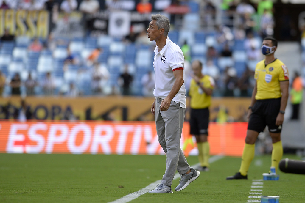 Paulo Sousa justifica Vitinho em pênalti decisivo do Flamengo na Supercopa: 'Quem se sentisse melhor'