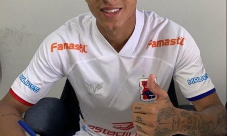 Gui Nascimento assinando contrato com o Paraná