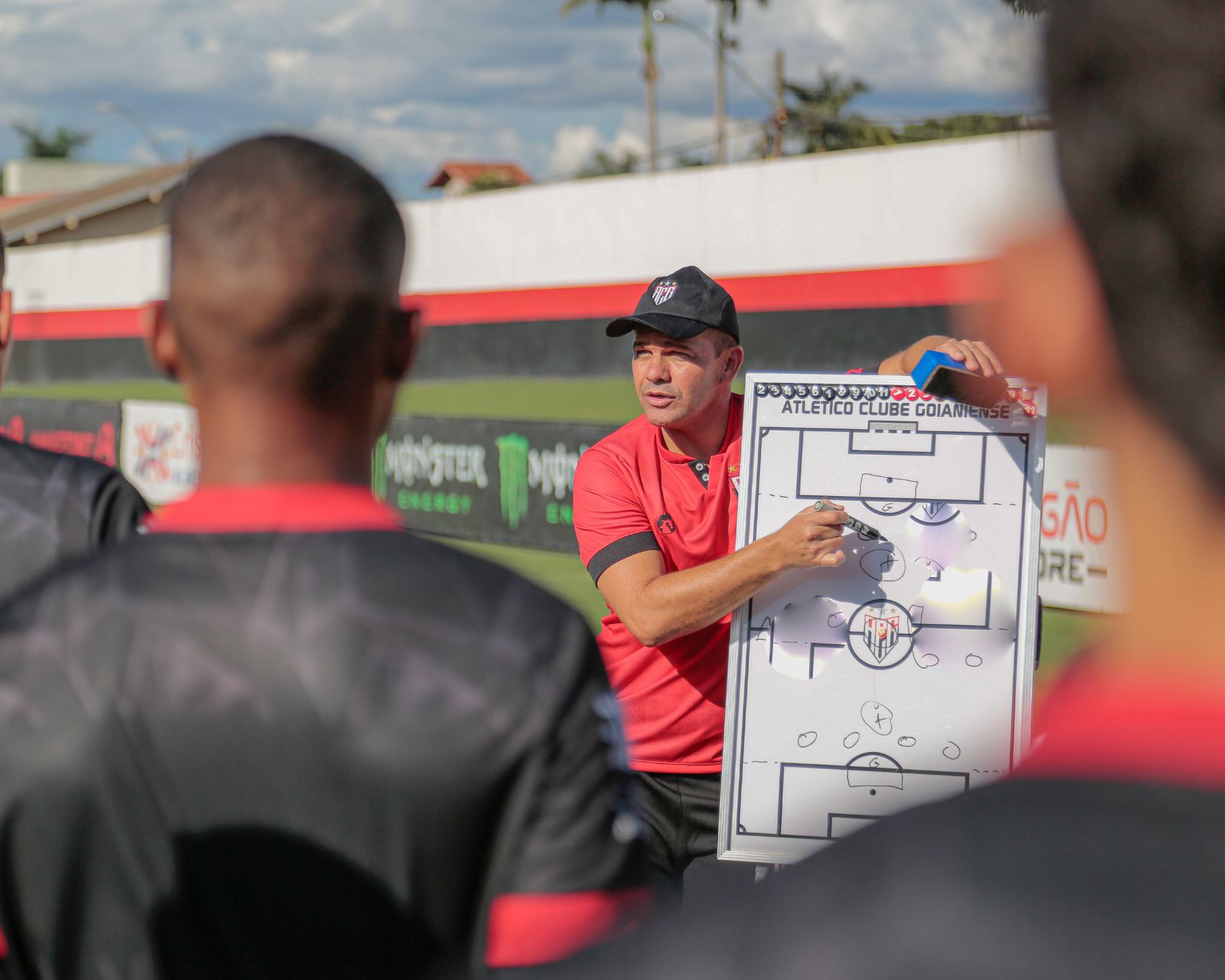 De treinador novo, Atlético-GO encara o Iporá com mudanças no time principal