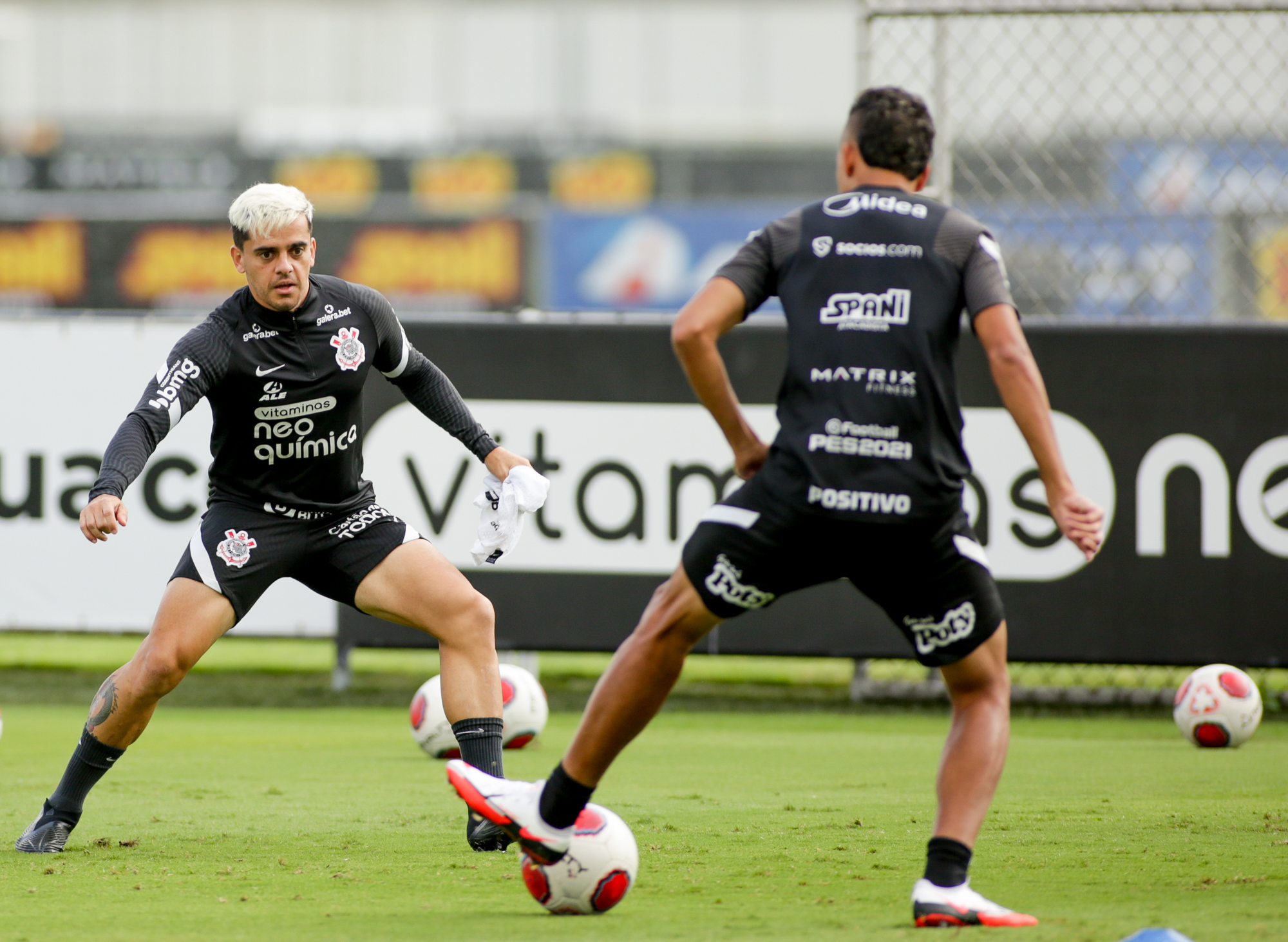 Fagner e Cantillo treinando no CT do Timão