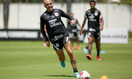Fábio Santos treinando no CT do Corinthians
