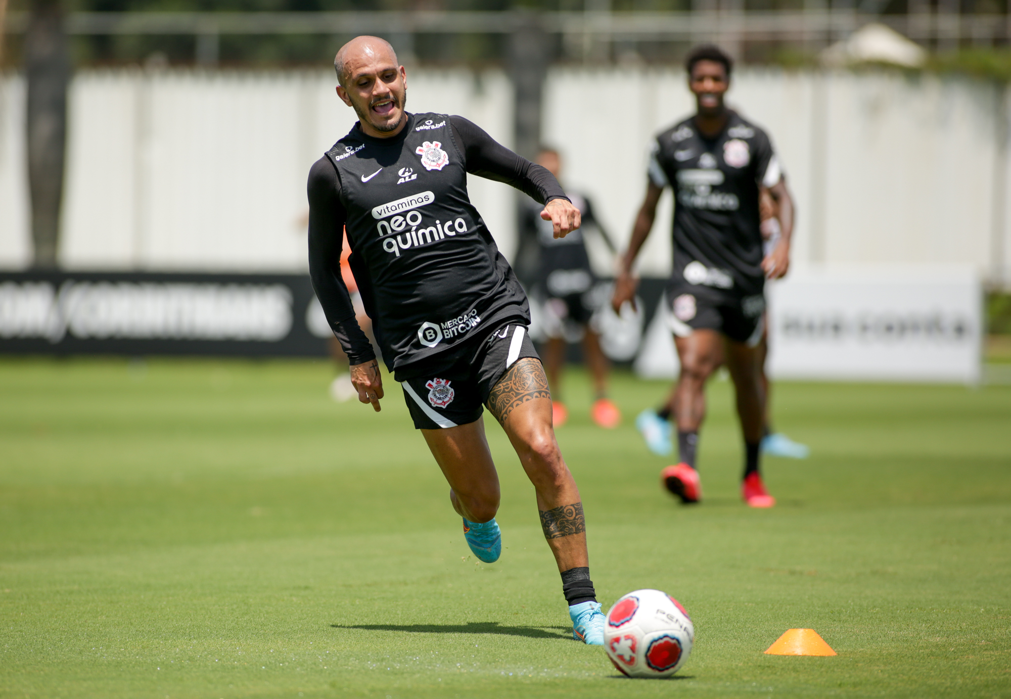 Fábio Santos treinando no CT do Corinthians