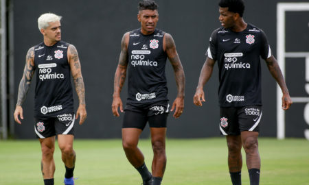 Jogadores do Corinthians treinando no CT