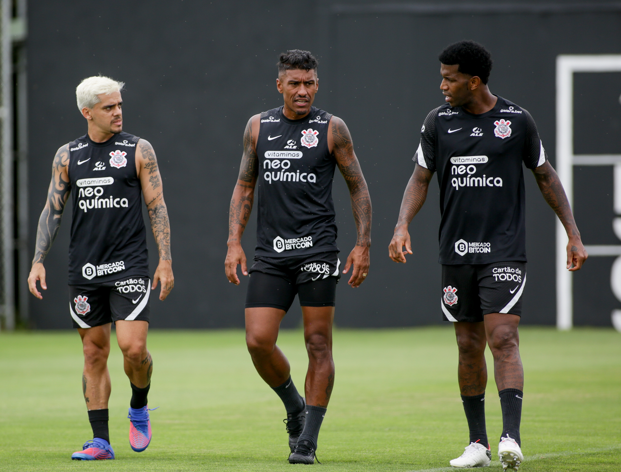 Jogadores do Corinthians treinando no CT