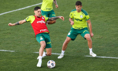 Os jogadores Gustavo Gómez e Benjamín Kuscevic (D), da SE Palmeiras, durante treinamento, na Academia de Futebol. (Foto: Cesar Greco)