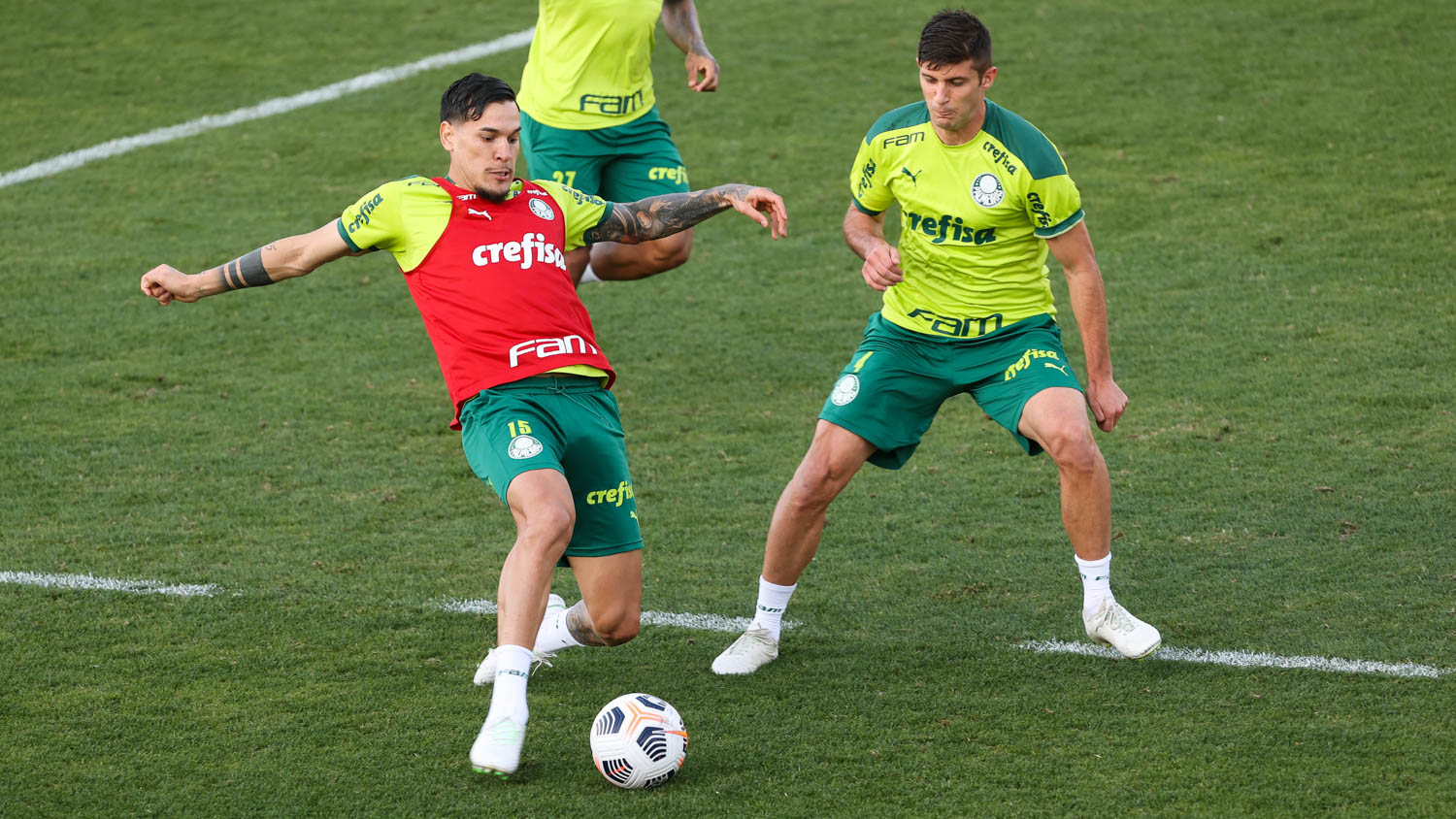 Os jogadores Gustavo Gómez e Benjamín Kuscevic (D), da SE Palmeiras, durante treinamento, na Academia de Futebol. (Foto: Cesar Greco)