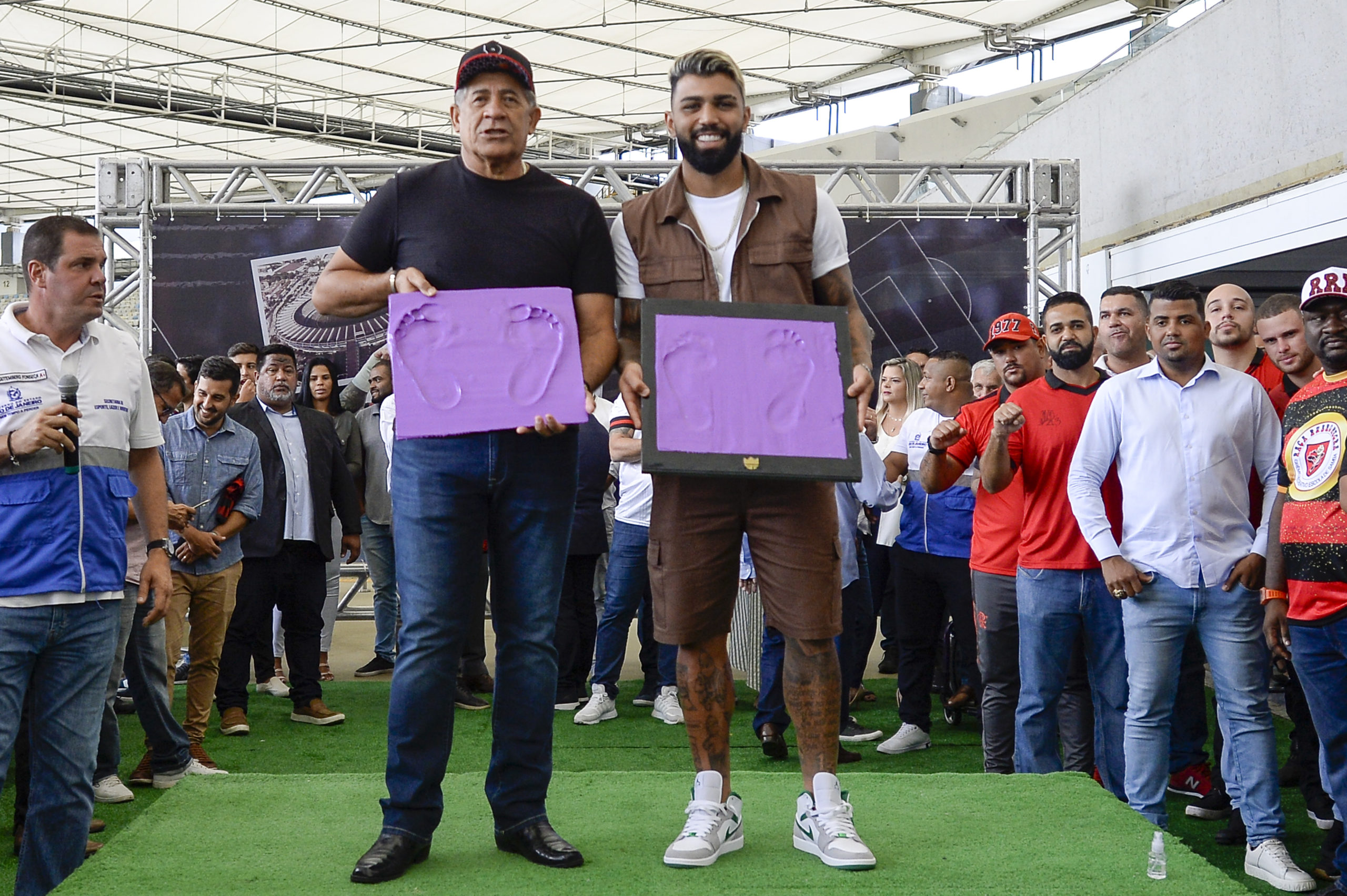 Gabigol e Nunes são homenageados na Calçada da Fama do Maracanã