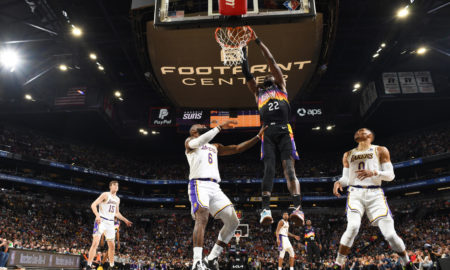 Deandre Ayton contra Los Angeles Lakers