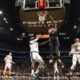 Deandre Ayton contra Los Angeles Lakers