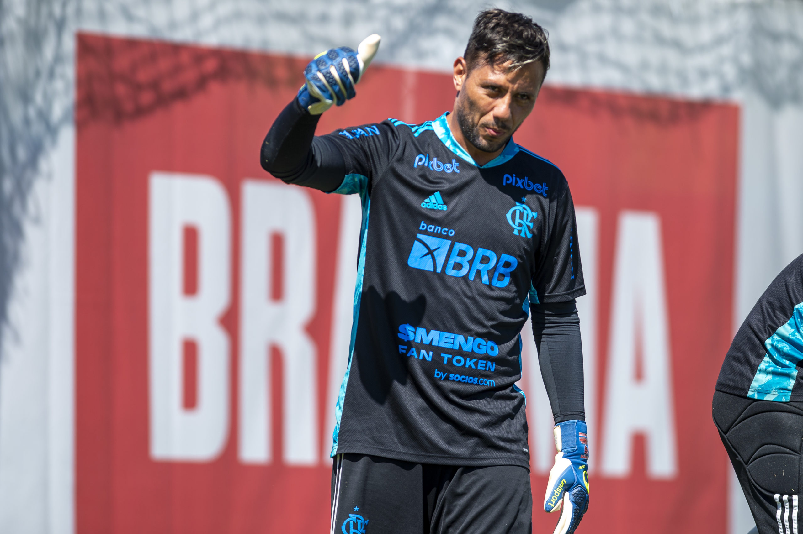 Flamengo posta homenagem a Diego Alves e anuncia saída do goleiro ao fim da temporada