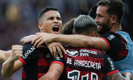 Flamengo vence o Vasco, mantém sequência de invencibilidade e vai à final do Carioca