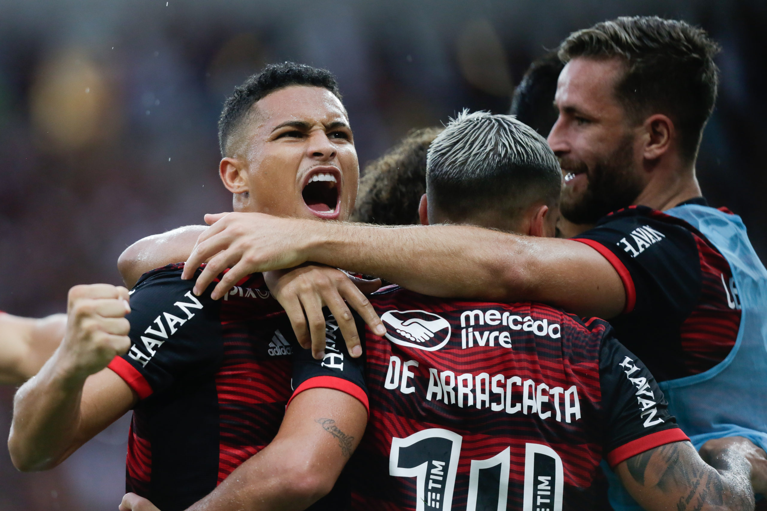 Flamengo vence o Vasco, mantém sequência de invencibilidade e vai à final do Carioca