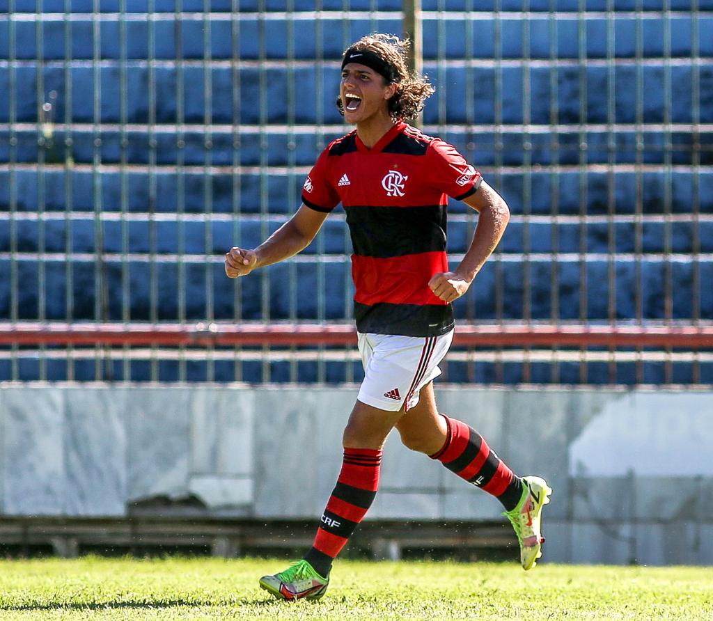 Destaque do Flamengo, Khauan Schlickmann fala sobre a conquista da Copa Olaria Sub-16: 'Momento especial'