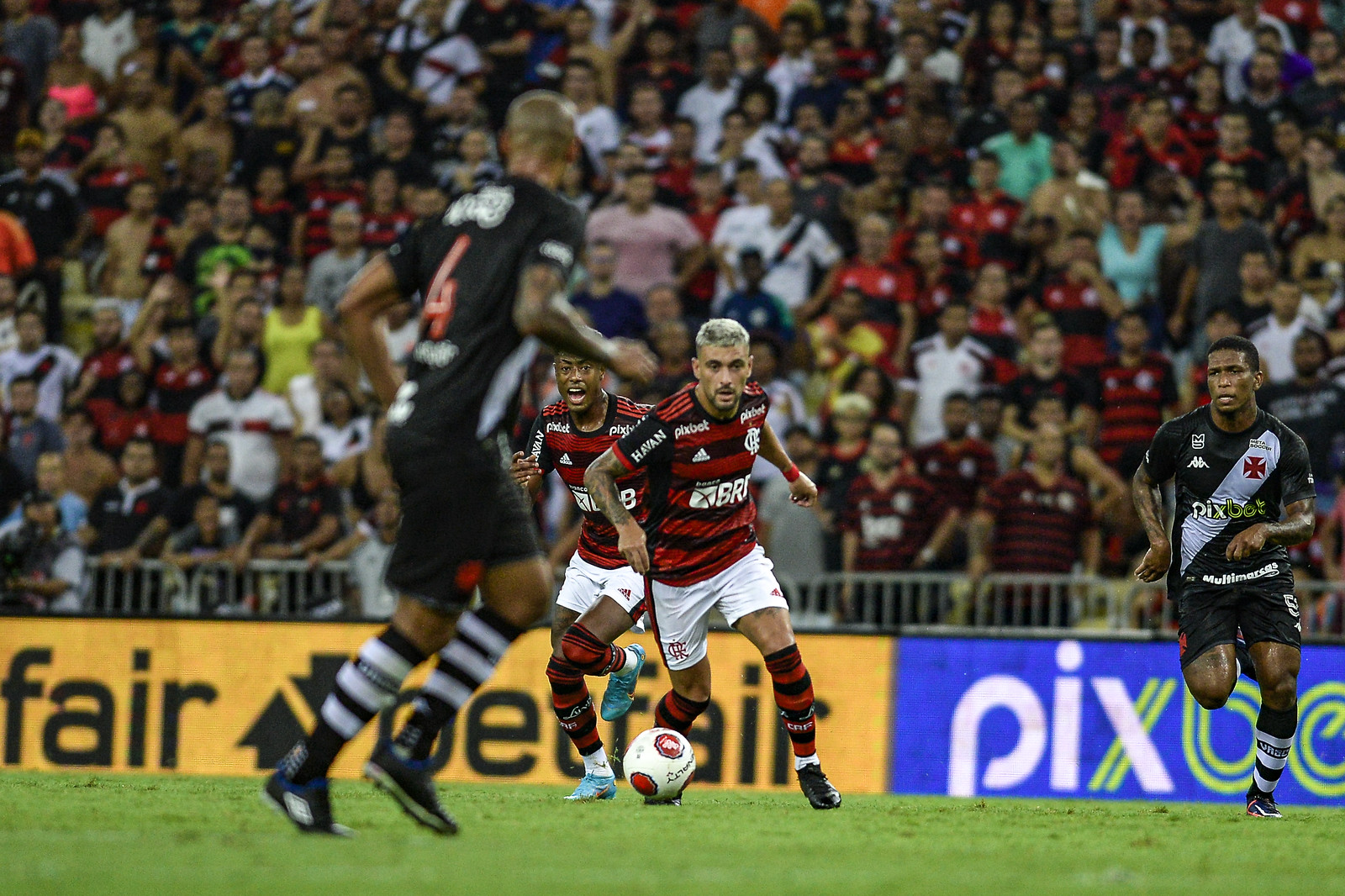 Opinião: Em clássico ruim, Flamengo consegue vantagem importante, mas segue devendo