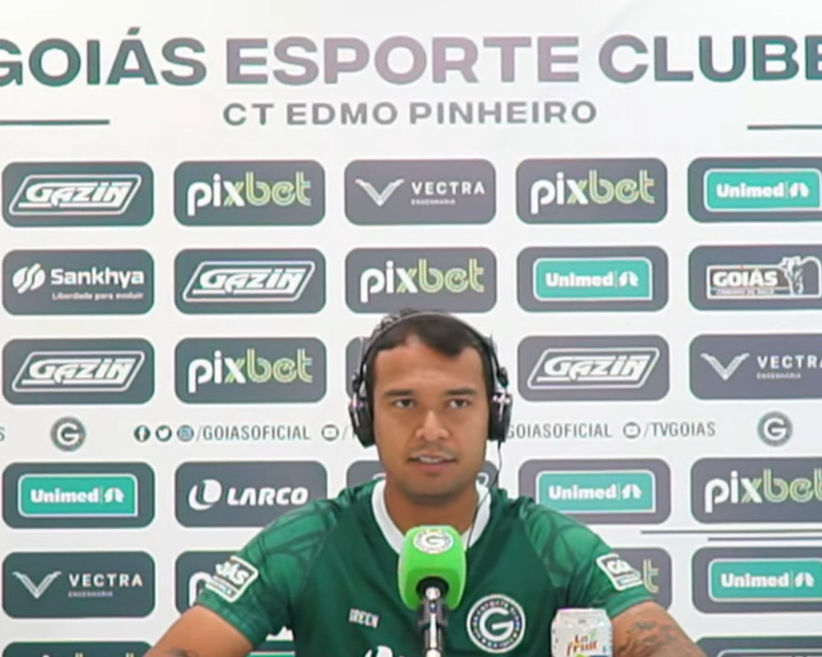 Vivendo boa fase pelo Goiás, Vinicius comenta pareceria com atacante Nicolas: ‘a gente tem essa amizade’