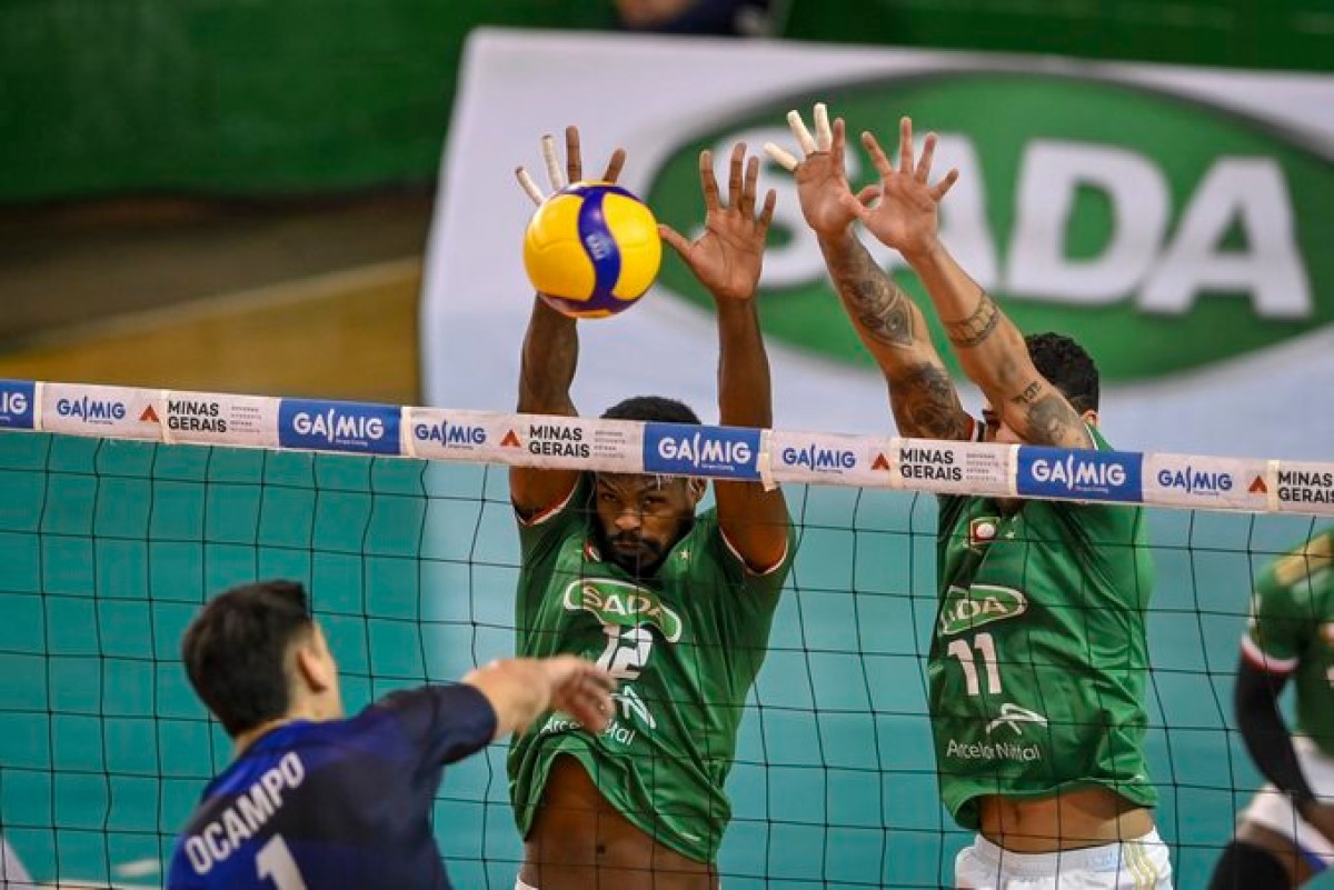 Jogadores de verde do Sada Cruzeiro fazem ponto de bloqueio