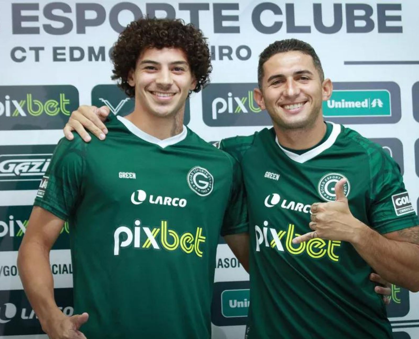 Goiás apresenta oficialmente Lateral Danilo Barcelos e zagueiro Yan Souto