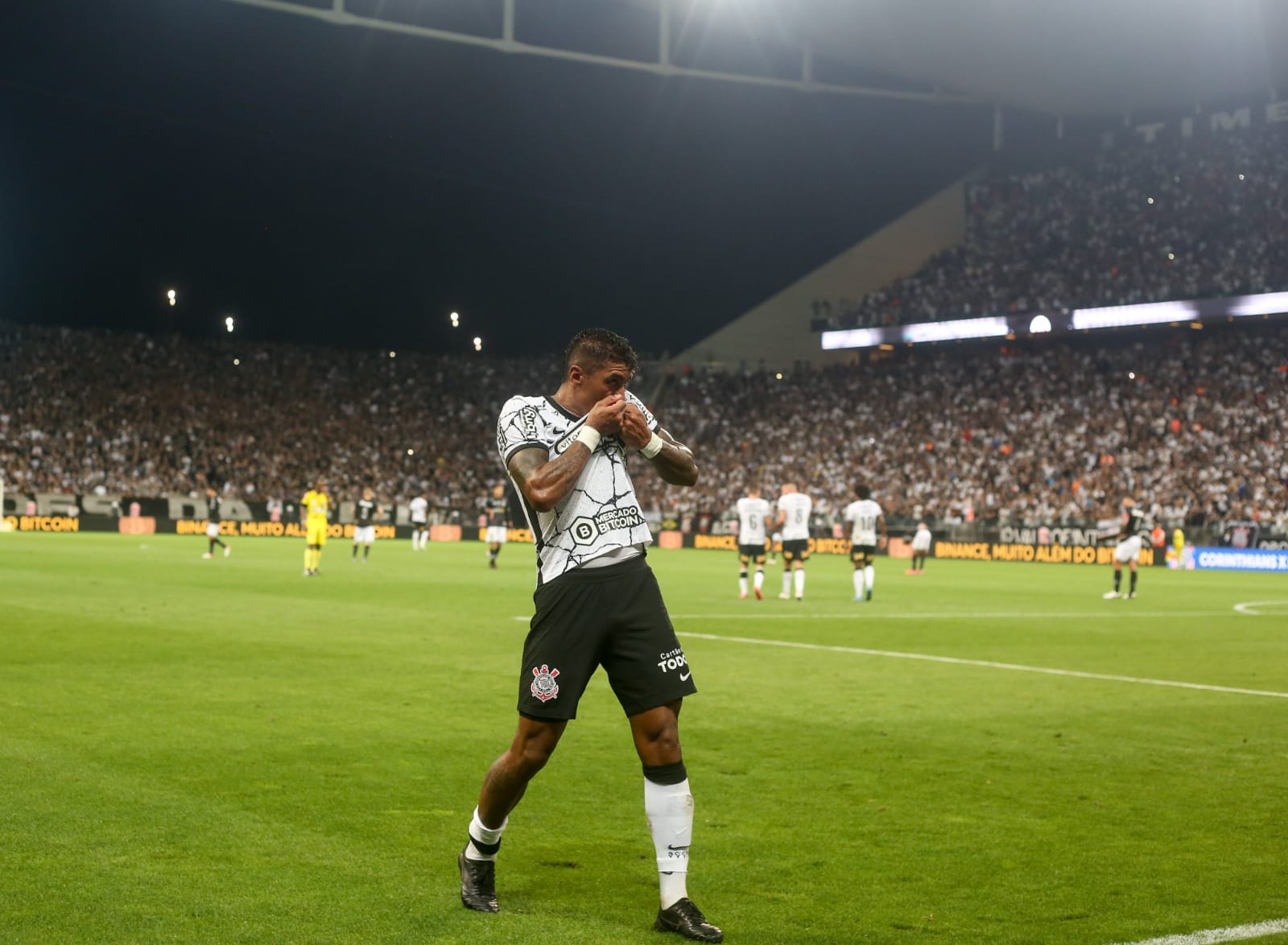 Paulinho comemorando gol pelo Corinthians