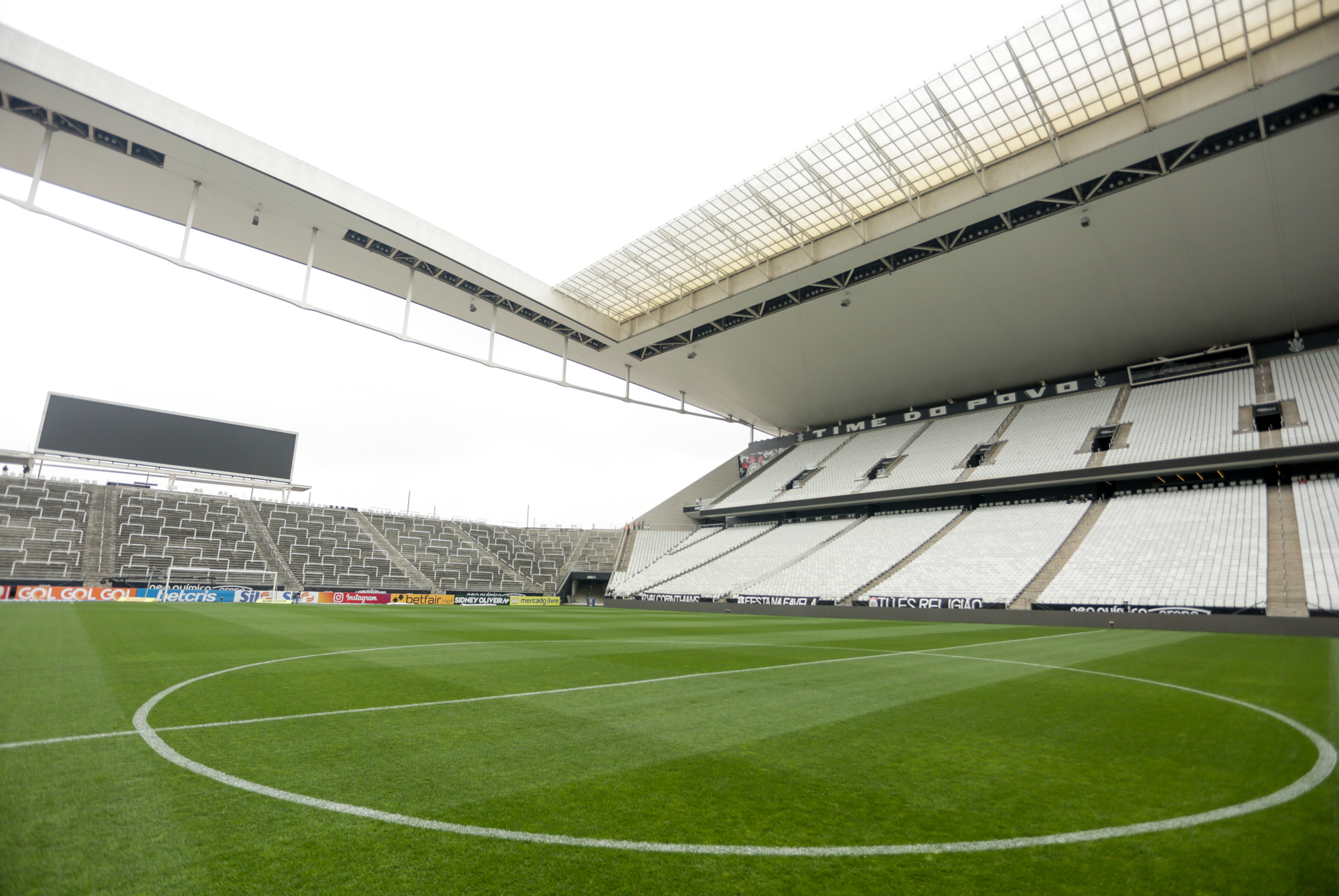 Estádio Municipal em festa com futebol americano