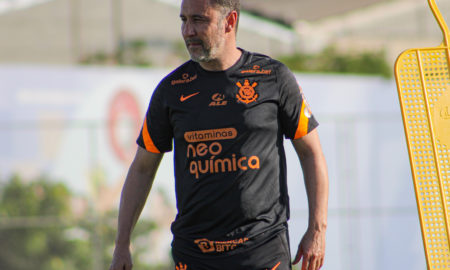 Vítor Pereira comandando o treino do Corinthians